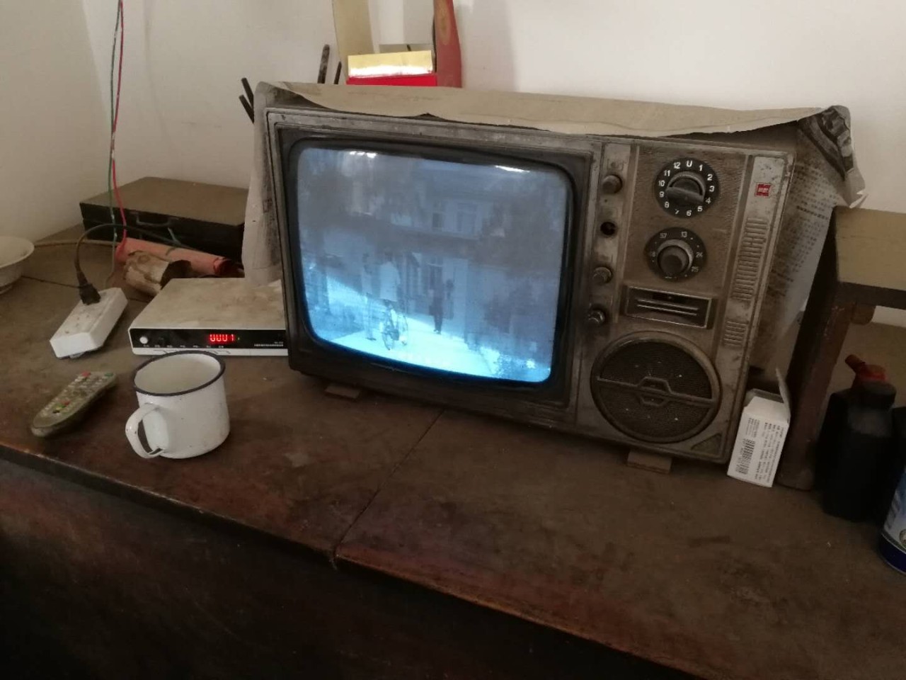 老人家依旧在使用80年代的老旧电视 老人家依旧在使用80年代的老旧电视