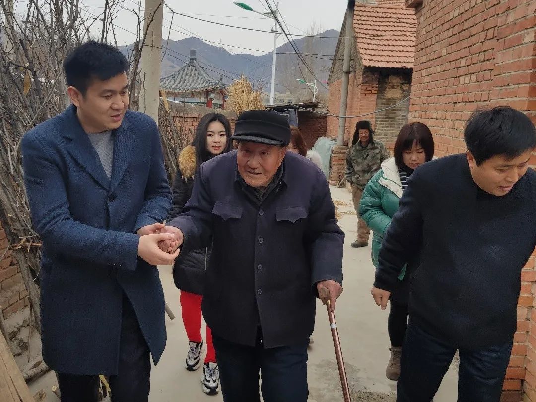 钱云走进河北贫困县西水泉慰问孤寡老人