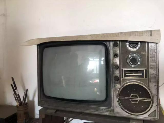 老人家依旧在使用80年代的老旧电视 老人家依旧在使用80年代的老旧电视